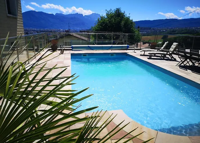 Studio Bellevue indépendant piscine parking terrasse proche centre Annecy